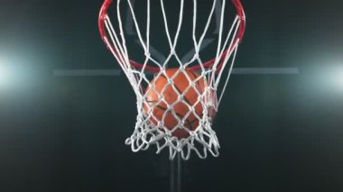 Basketbol topunun sepete vuruşunun süper yavaş çekimi. Yüksek hızlı sinema kamerasıyla çekildi, 1000fps. Kamera hareket halinde. 