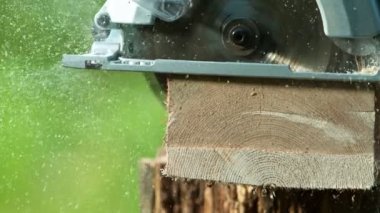Dairesel testerenin çok yavaş çekimleri kütükleri kesiyor. Yüksek hızlı sinema kamerası, 1000 fps..