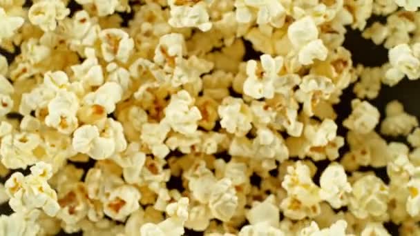 Super Langzame Beweging Van Draaiende Popcorn Lucht Geïsoleerd Zwarte Achtergrond — Stockvideo