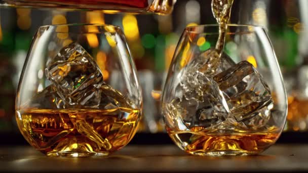 Super Zeitlupe Fallender Eiswürfel Whiskey Drink Kamerafahrt Gefilmt Mit High — Stockvideo