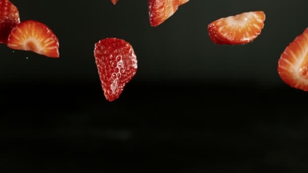 Super Cámara Lenta Piezas Fresas Cayendo Con Agua Salpicada Filmado — Vídeos de Stock