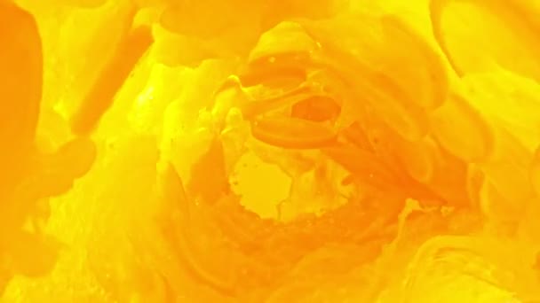 Super Lassú Mozgása Narancs Juice Hullám Szeletek Narancslé Szeletekkel Szörf — Stock videók