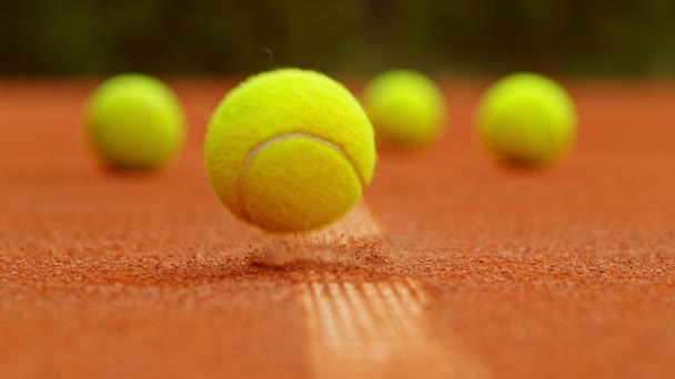 Super Slow Motion Hit Tennis Ball Poza Linią Niska Głębia — Wideo stockowe