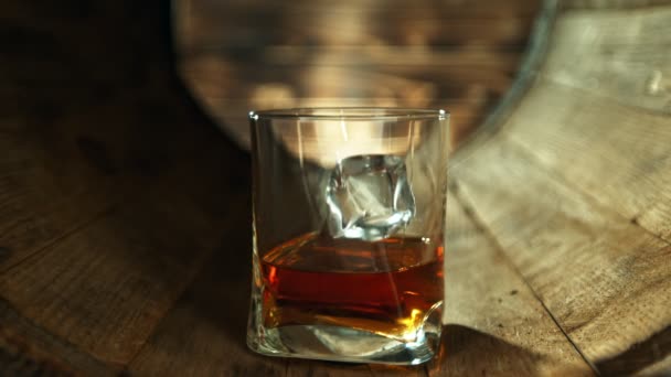 冰块掉进威士忌酒杯中的超级慢动作 放在旧木桶里 用高速摄像机拍摄 每秒1000英尺 终极创作曲 — 图库视频影像