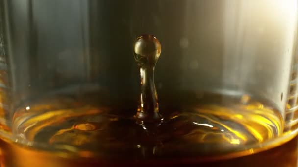 Viskiyi Hızlı Çekimle Bardağa Düşürmenin Süper Yavaş Çekimi Yüksek Hızlı — Stok video