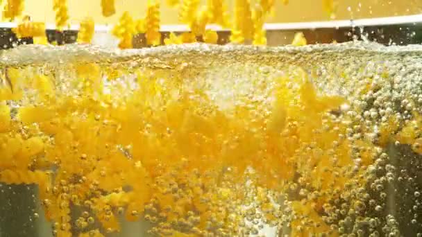 Super Zeitlupe Der Fliegenden Italienischen Pasta Fusilli Ins Wasser Wasser — Stockvideo