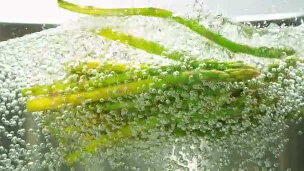 Super Zeitlupe Der Spargel Kochendes Wasser Fällt Gefilmt Mit Hochgeschwindigkeits — Stockvideo