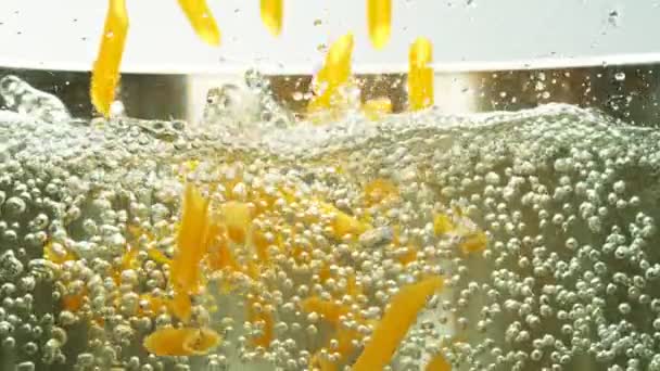 Super Langsom Bevægelse Flyvende Italiensk Pasta Penne Vand Vand Koger – Stock-video