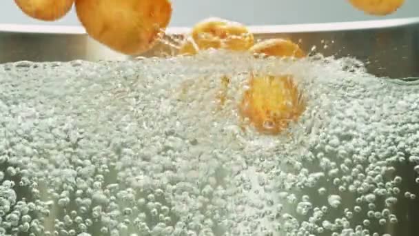 Super Slow Motion Falling Potatis Kokande Vatten Begreppet Vegetabilisk Buljong — Stockvideo