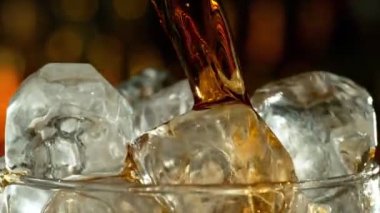 Kolayı hızlı çekimle bardağa doldurmanın süper yavaş bir yolu. Yüksek hızlı sinema kamerası, 1000 fps. Yüksek hızlı sinüs robotuna yerleştirilmiş. Arka planda şişe olan bir bar. Hız rampası etkisi.