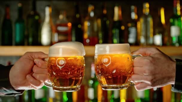 Super Cámara Lenta Golpear Tazas Cerveza Juntos Concepto Salud Filmado — Vídeos de Stock