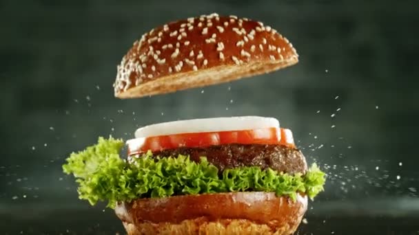 Szuper Lassított Felvétel Hamburgerdarabokról Mozgásban Kamera Nagy Sebességű Mozi Kamerával — Stock videók