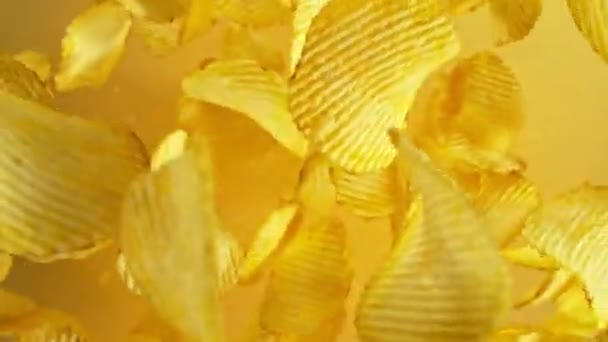 Super Slow Motion Flygande Stekt Potatis Chips Gul Bakgrund Inspelning — Stockvideo