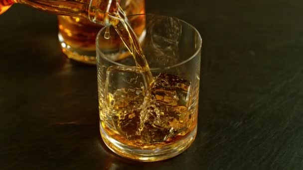 Super Slow Motion Pouring Whisky Glass Speed Motion Filmed High — วีดีโอสต็อก