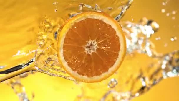 Super Slow Motion Orange Slice Water Splashes Rotating Slice Orange — Vídeo de Stock