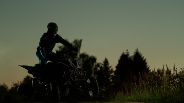 Super Slow Motion Jumping Quad Biker Sunset Filmado Cámara Cine — Vídeos de Stock