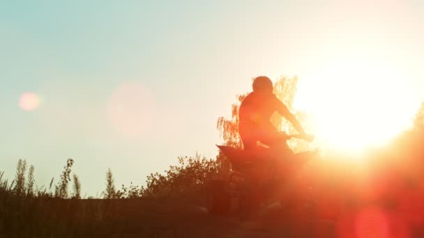 日落时跳四足摩托车的超级慢动作 在高速电影摄影机上拍摄 1000 Fps 速度放大器效应 — 图库视频影像
