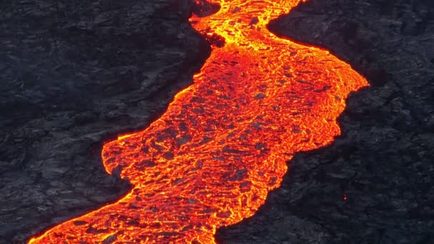 ラヴァに浮かぶLitli Hrtur Volcanoの空中パノラマ映像 アイスランド28 2023 ファラダルズ フィハール ドローンの映像 Lavaはクレーターから爆発し 広がっています — ストック動画