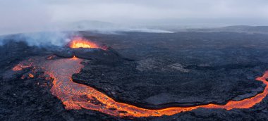 Volkan patlaması, Litli Hrutur Tepesi, İzlanda 'daki Fagradalsfall Volkan Sistemi' nin hava panoramik görüntüsü. Reykjanes Yarımadası. Yüksek Çözünürlüklü Ultra Geniş Resim.