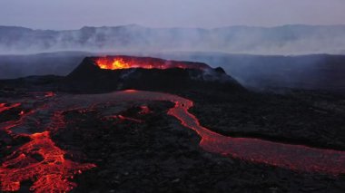 Litli-Hrtur Volkan Patlaması 'nın hava panoramik görüntüleri. İzlanda 28.7.2023, Fagradalsfall. Drone görüntüleri, Lav patlıyor ve kraterden yayılıyor..