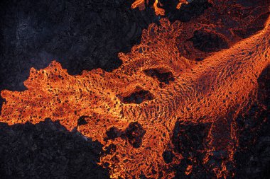 Yanardağdan erimiş lav saçan hava manzarası. Güzel doğal güçler soyut bir arkaplan oluşturuyor. Litli Hrutur, Fagradalsfjall, İzlanda Temmuz, 2023.