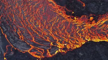 Litli-Hrtur Volkanı, Yüzen Lavlar 'ın hava panoramik görüntüleri. İzlanda 28.7.2023, Fagradalsfall. Drone görüntüleri, Lav patlıyor ve kraterden yayılıyor..