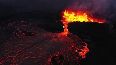 Litli-Hrtur Volkan Patlaması 'nın hava panoramik görüntüleri. İzlanda 28.7.2023, Fagradalsfall. Drone görüntüleri, Lav patlıyor ve kraterden yayılıyor..