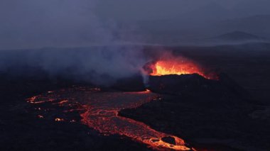 Litli-Hrtur Volkan Patlaması 'nın panoramik görüntüleri. İzlanda 28.7.2023, Fagradalsfall. Lav patlıyor ve kraterden dışarı yayılıyor. Yavaş Hareket.