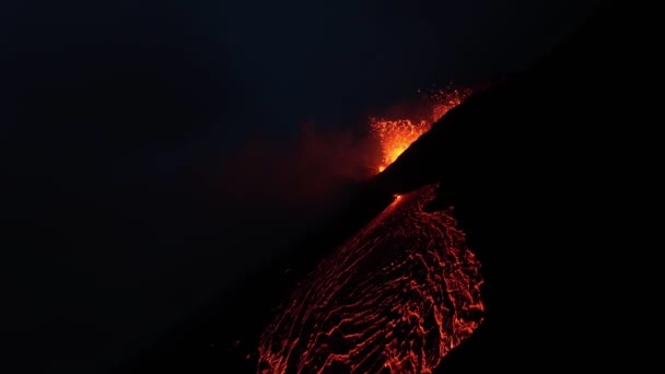 火山噴火の劇的なFpvドローンパノラマ映像 アイスランド28 2023 リトル ハトール ファグラダルズ フィハール Lavaは爆発し クレーターから広がっています スローモーション — ストック動画