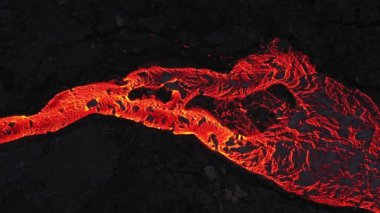 Litli-Hrtur Volkanı, Yüzen Lavlar 'ın hava panoramik görüntüleri. İzlanda 28.7.2023, Fagradalsfall. Drone görüntüleri, Lav patlıyor ve kraterden yayılıyor..