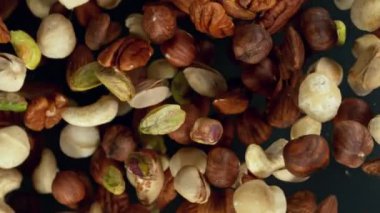 Fındıkları havada döndürmek için süper yavaş çekim. Yüksek hızlı sinema kamerası, 1000 fps, yüksek hızlı sinüs botuna yerleştirilmiş..