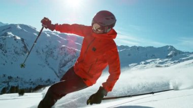 Tepeye doğru koşan Piste Kayakçısının Süper Yavaş Hareketi. Güneşli bir gün, Avusturya Alpleri, Avrupa. Yüksek Hız Sineması Kamerası 'nda çekildi, 1000fps. Hız Rampası Efekti.