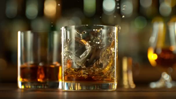 Super Zeitlupe Fallender Eiswürfel Whiskey Drink Gefilmt Mit High Speed — Stockvideo
