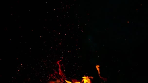Super Slow Motion Fire Met Sparks Geïsoleerd Zwarte Achtergrond Gefilmd — Stockvideo