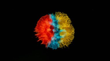 Renkli Toz Patlamasının Süper Yavaş Hareketi. Yüksek Hız Sineması Kamerası 'nda çekildi, 1000fps. Kara Arkaplanda İzole Edilmiş.