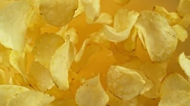 Super Zeitlupe Von Fliegenden Bratkartoffelchips Auf Gelbem Hintergrund Gefilmt Mit — Stockvideo