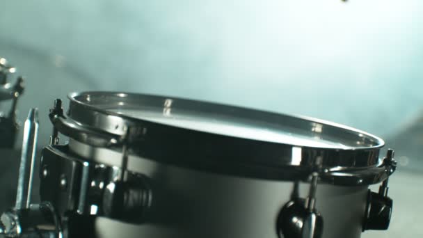 Super Slow Motion Drummer Banging Drums Girato Sulla Telecamera Del — Video Stock