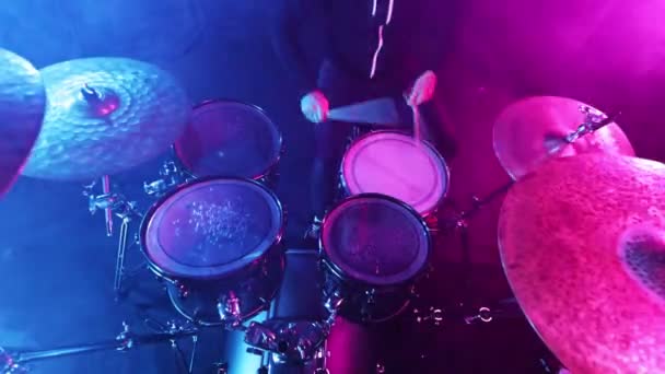 Perkusista Walący Bębny Kolorowymi Światłami Migającymi Widok Góry Zestaw Perkusyjny — Wideo stockowe