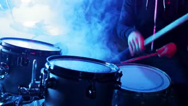 Baterista Golpeando Tambores Con Luces Intermitentes Drum Set Drummer Tays — Vídeo de stock