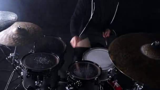 Baterista Golpeando Tambores Con Luces Intermitentes Drum Set Drummer Tays — Vídeos de Stock