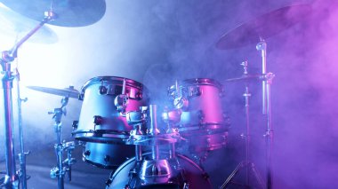 SMoke ve Neon Lights ile Davullar Toplantısı. Renkli Neon Işıklı Dramatik Sahne. Konser ve Performans Teması.