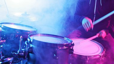 Davulcu Davul Çalıyor. Renkli Neon Işıklı Dramatik Sahne. Konser ve Performans Teması.