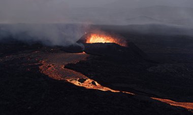 Volkan patlaması, Litli Hrutur Tepesi, İzlanda 'daki Fagradalsfall Volkan Sistemi' nin hava panoramik görüntüsü. Reykjanes Yarımadası. Yüksek Çözünürlüklü Ultra Geniş Resim.
