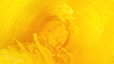 Portakal suyu sıçratmak hortum şekli yaratır. Soyut taze sulu içecekler arka planı.