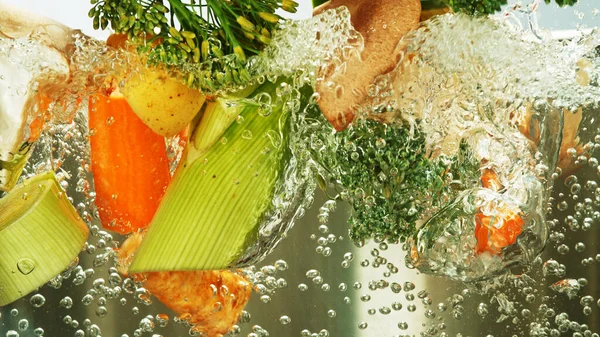 Freeze Motion Shot Splashing Fresh Vegetable Cayendo Verdura Agua Hirviendo — Foto de Stock