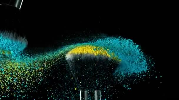 空飛ぶ色の粉と化粧ブラシの超スローモーション 高速シネマカメラ 1000Fpsで撮影 速度ランプ効果 — ストック動画