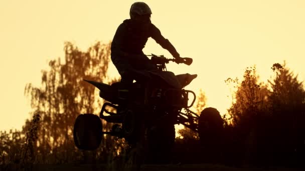 Günbatımında Zıplayan Dörtlü Motorcunun Süper Yavaş Hareketi High Speed Cinema — Stok video