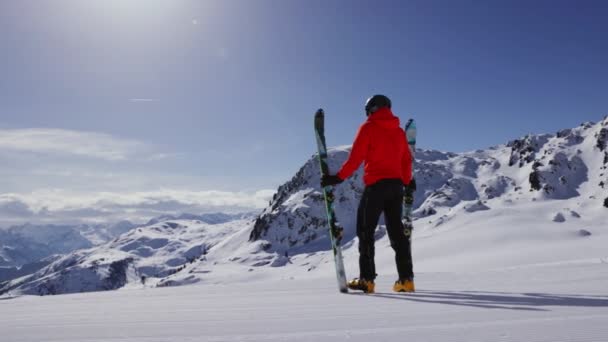 Αργή Κίνηση Σκιέρ Κοιτάζοντας Βουνά Πλάνα Σκι Ένας Άνθρωπος Σκιέρ — Αρχείο Βίντεο