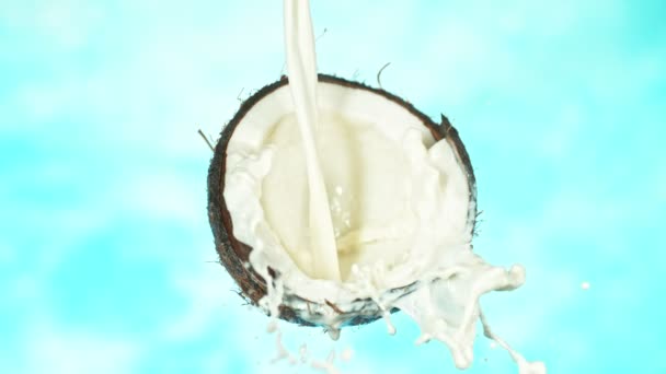 Супер Медленное Движение Кокосового Ореха Молочными Брызгами Снято High Speed — стоковое видео