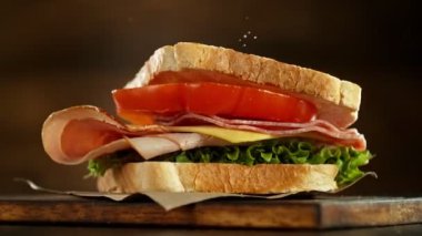 Sandviç parçalarını istiflemenin süper yavaş çekimi. Kamera hareket halinde. Yüksek hızlı sinema kamerası, 1000 fps. Yüksek hızlı sinüs robotuna yerleştirilmiş. Hız rampası etkisi.